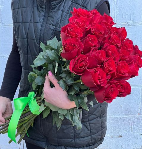 "Севилья"- букет из красных роз с доставкой по городу по Первой Пади